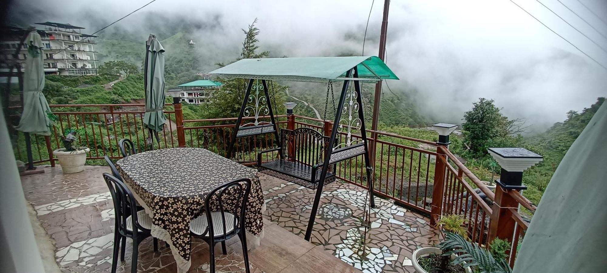 Icebergs Mussoorie - A Boutique Stay And 24 Hrs Roof Top Cafe Dış mekan fotoğraf